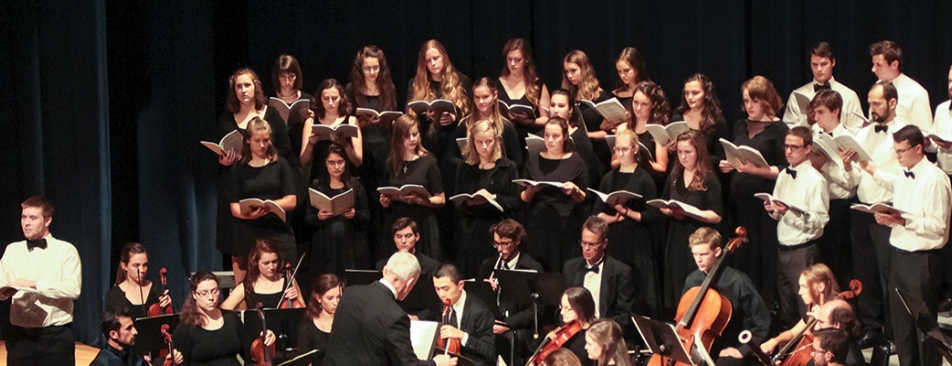 ϲֱ Aquinas College Choir on the California campus